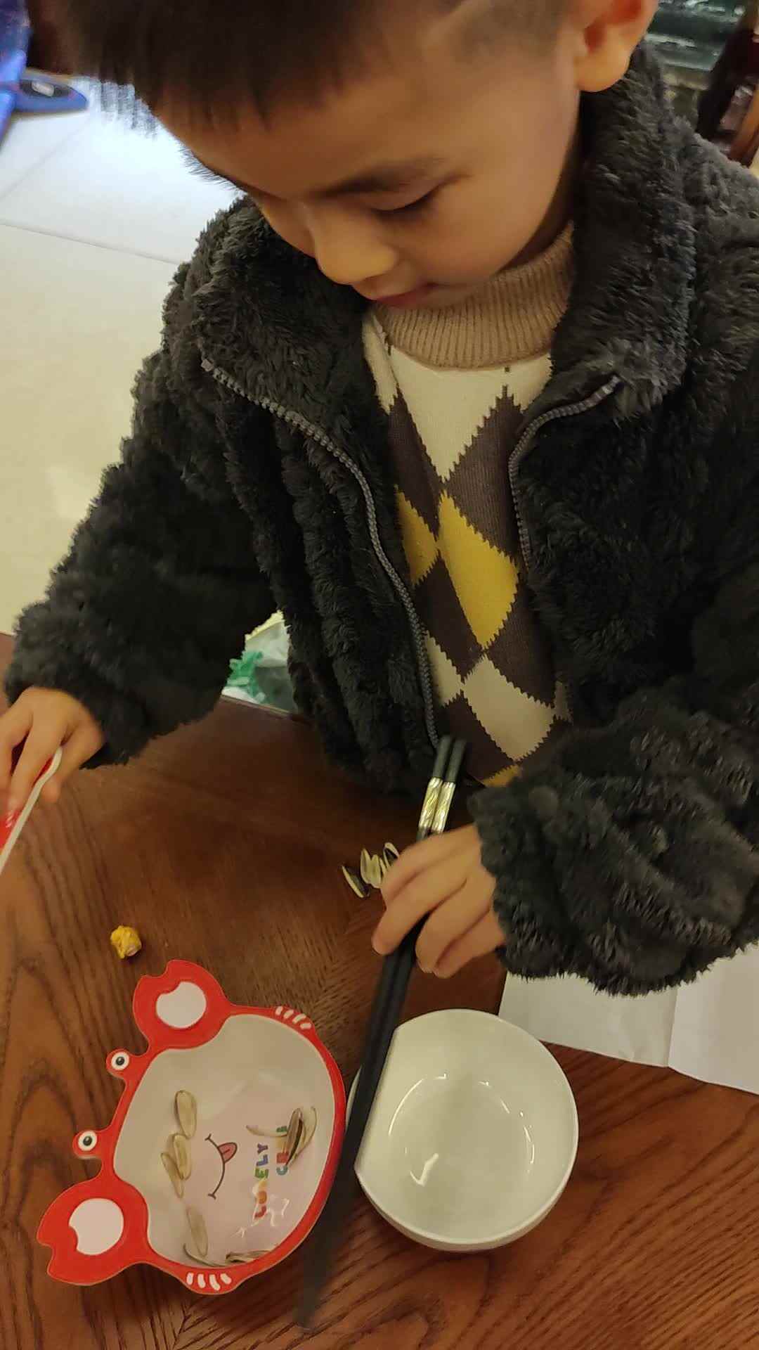 中b班刘倬宇收纳碗筷VID_20240115_185220.mp4