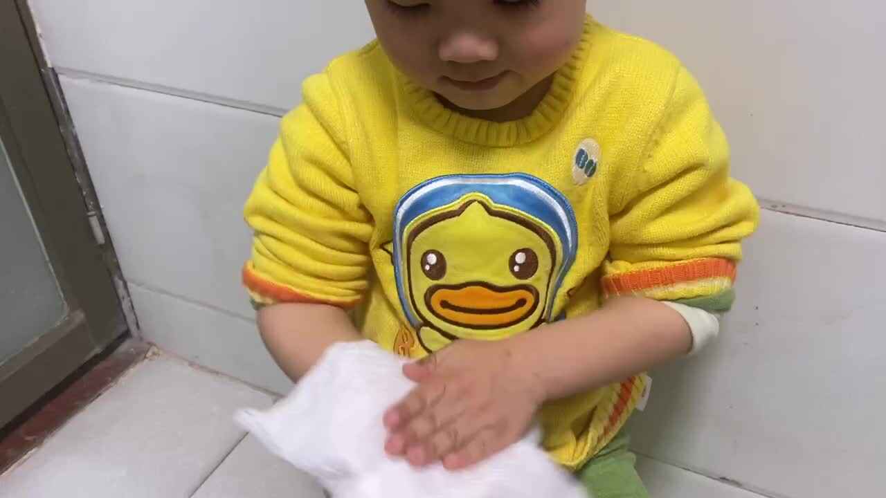 ⁣中B班吕子垚生活练习（擦手）20240110