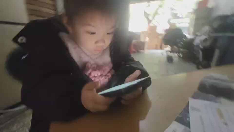 ⁣⁣中A班唐依依观看你是我的妈妈