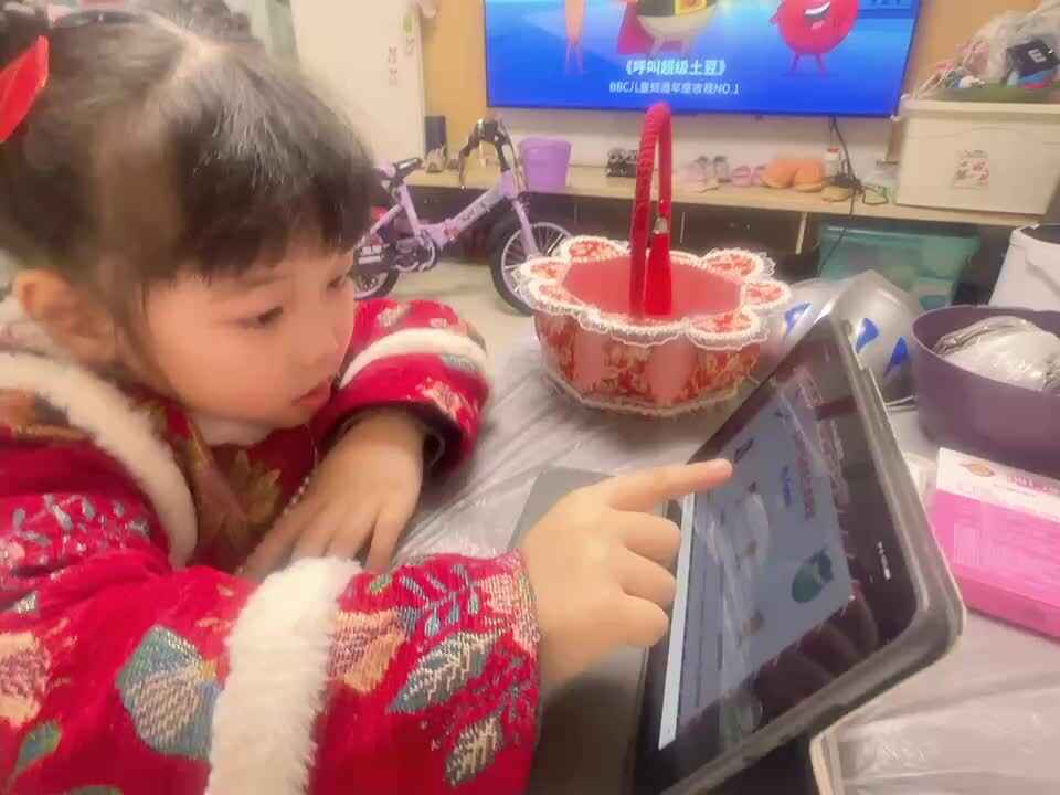 ⁣⁣⁣20240119中B舒琳芯观看《My Family》并跟读单词句子