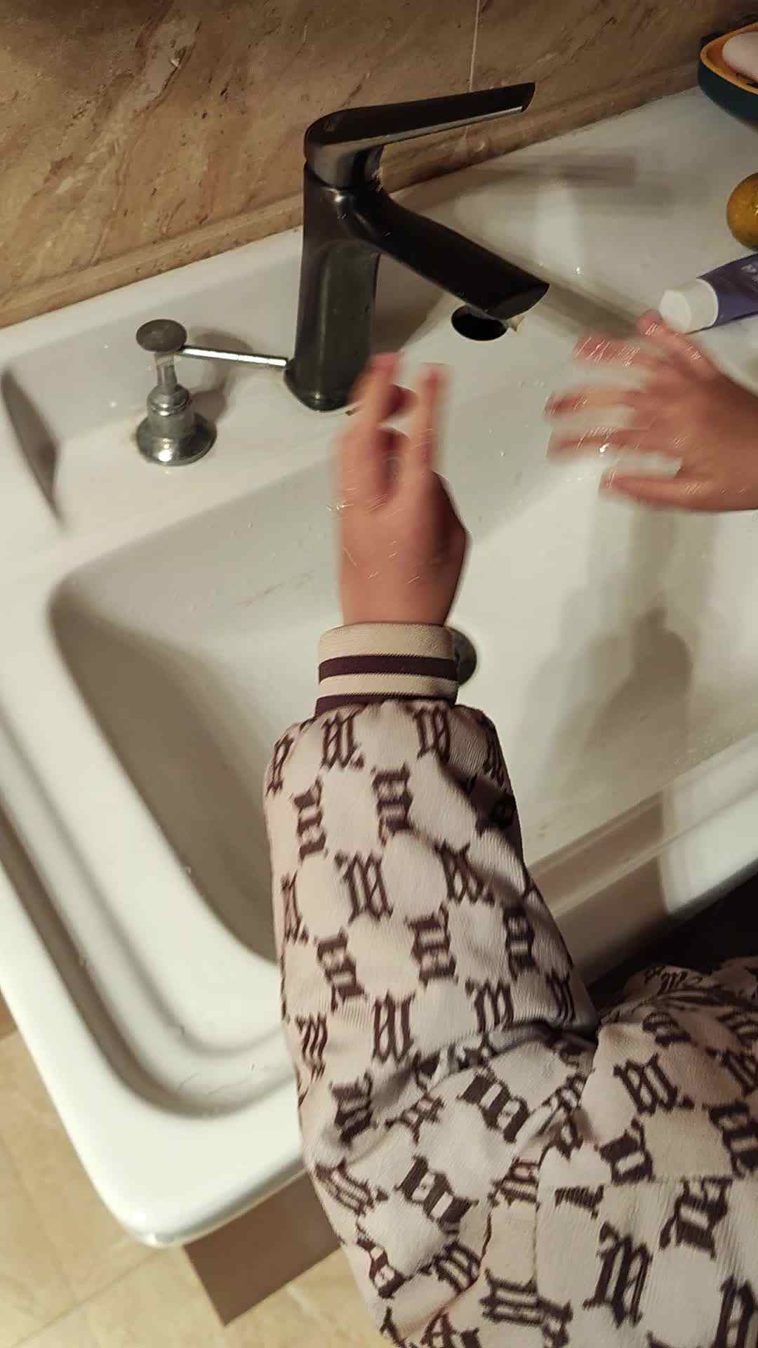 中b班刘倬宇擦手VID_20240114_184921.mp4