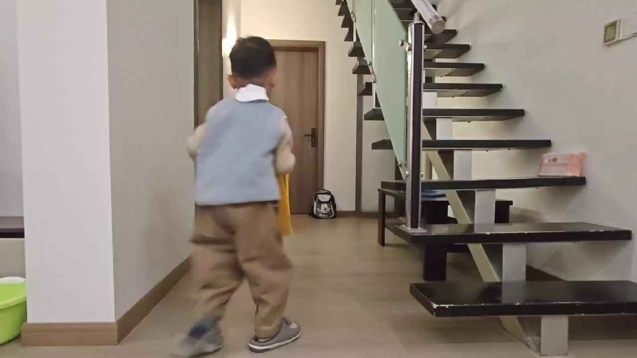 中b班王千与搬凳子背书包练习.mp4