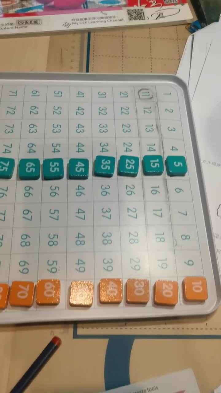 按百数板上的顺序2个2个跳着数