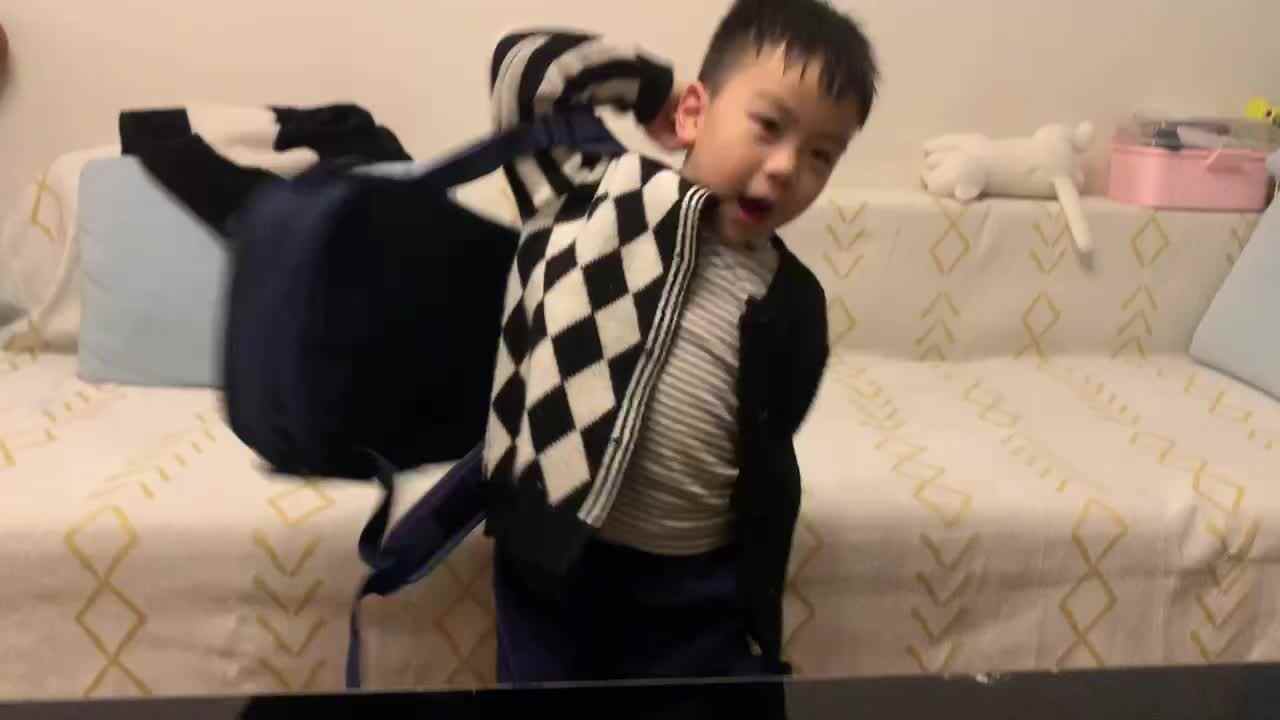 中B班杨育寒练习背书包