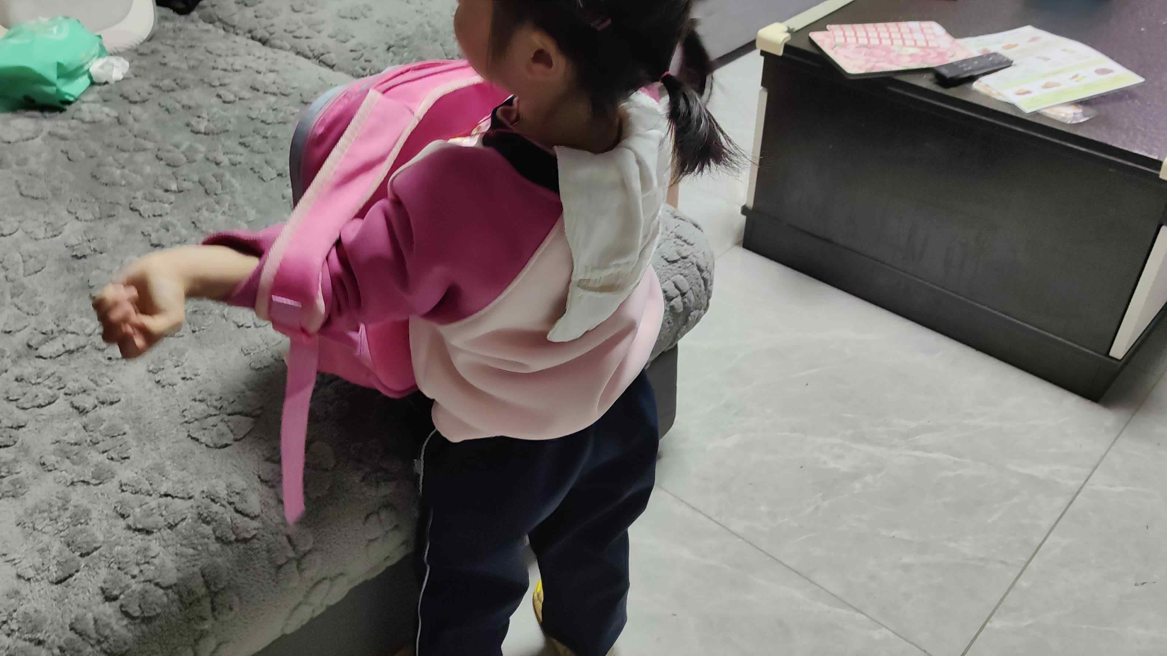 中B班徐子伊自己背书包