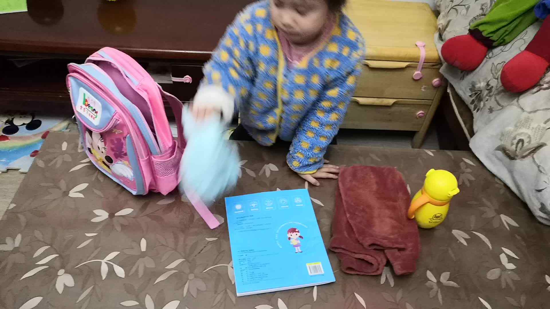 中B班2月24张芷萱练习收拾书包和背书包.mp4