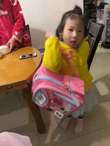 吴瑷汝练习背书包