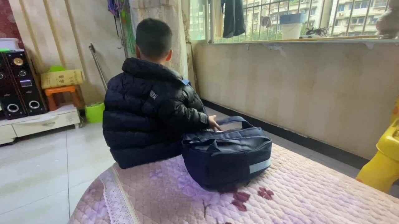 中B班吕子垚生活练习（背书包）20240220