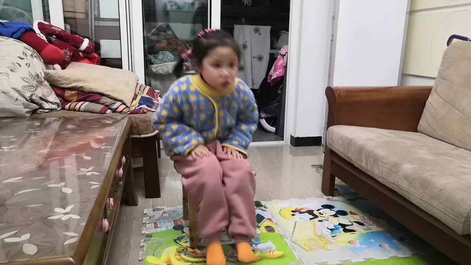 中B班2月20张芷萱练习站姿坐姿.mp4