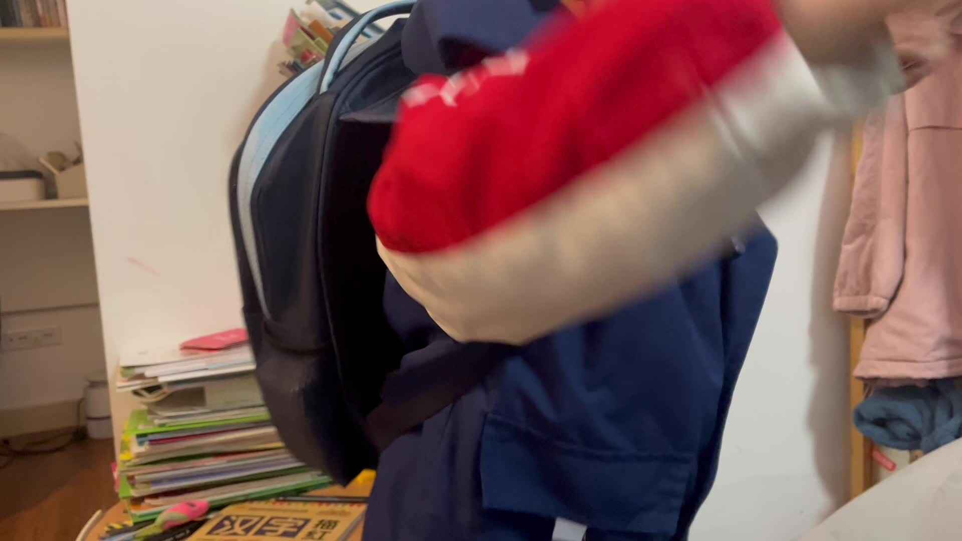 中B班 李锦城 练习背书包和礼貌用语 你好，再见！