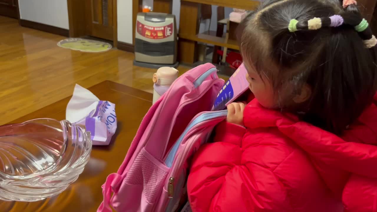 中B班李茵琪整理书包.MOV