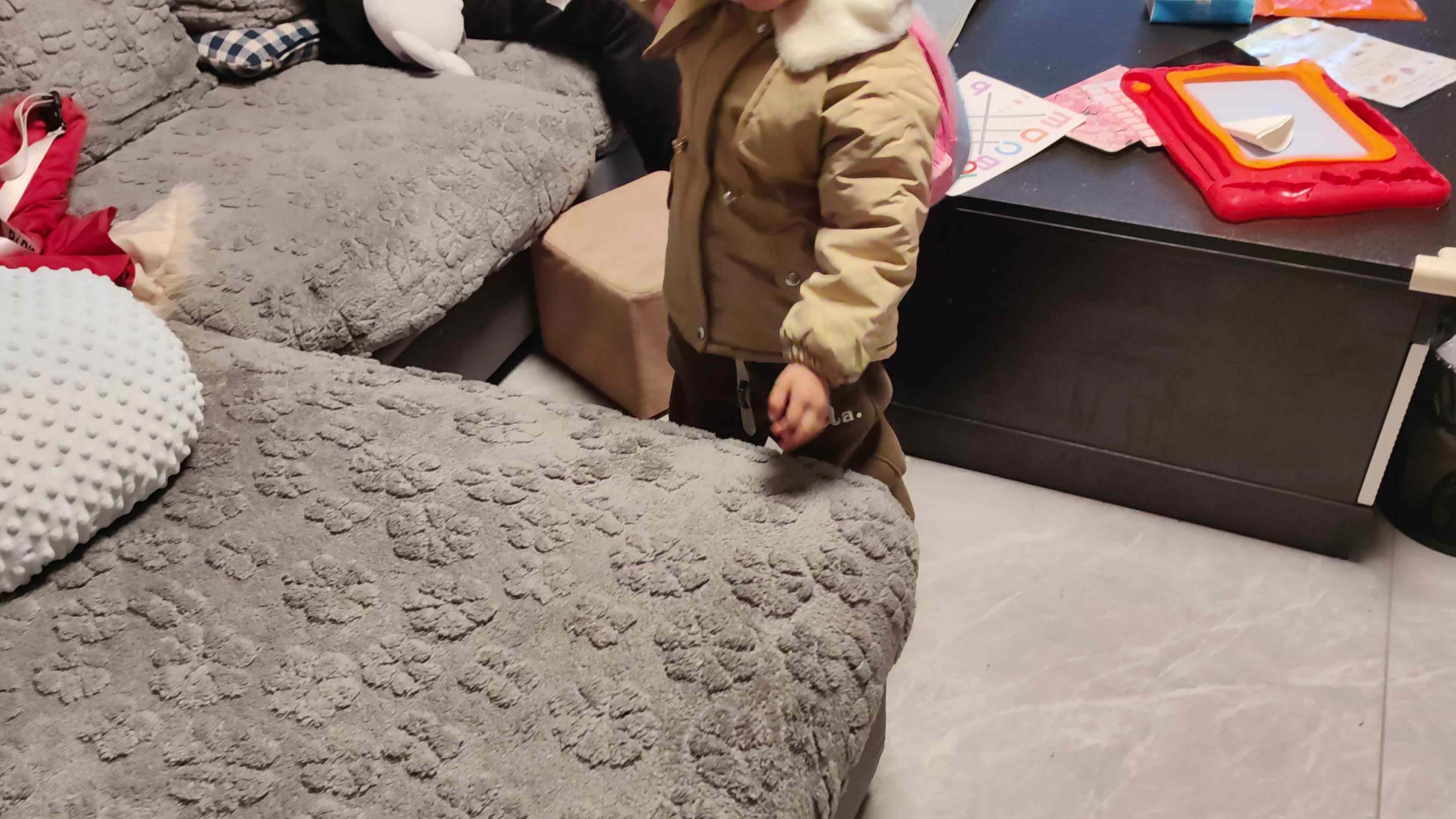 中B班徐子伊自己背书包