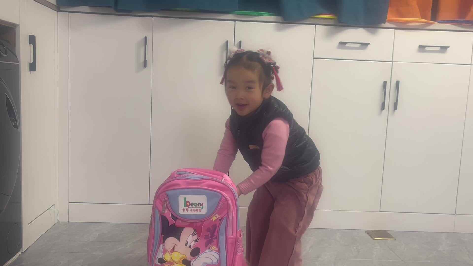 中B班温欣生活练习（背书包）20240220