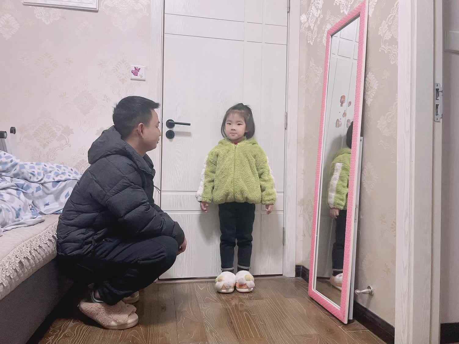 大B班蒲依诺2024.2.25日(给家长鞠躬问好和分享趣事).mp4