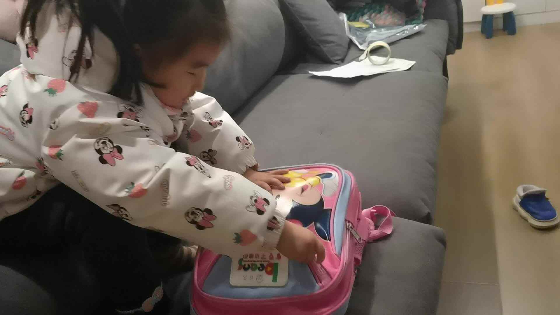 整理书包拉拉链.mp4