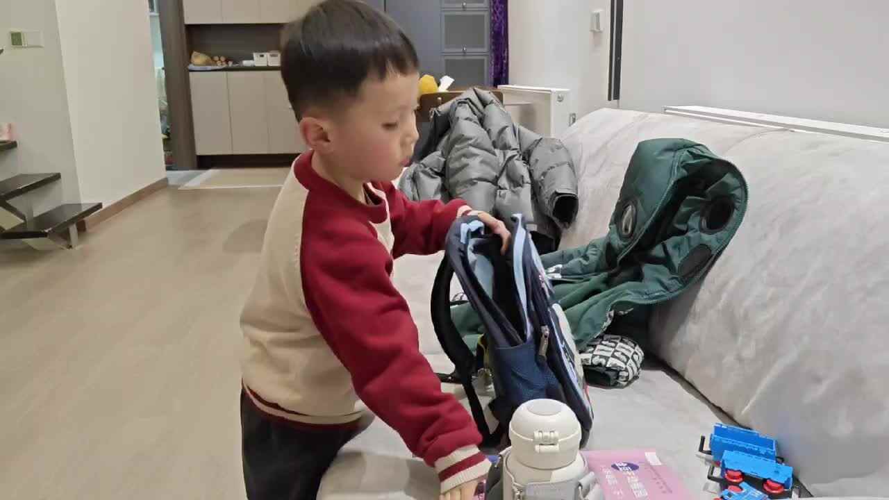 中B班  王千与整理书包