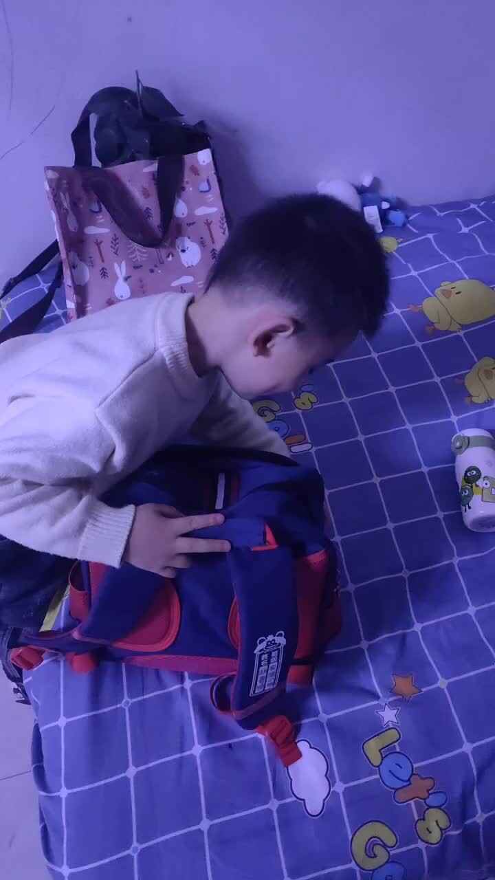 中B班胡晋瑜认识书包和背书包