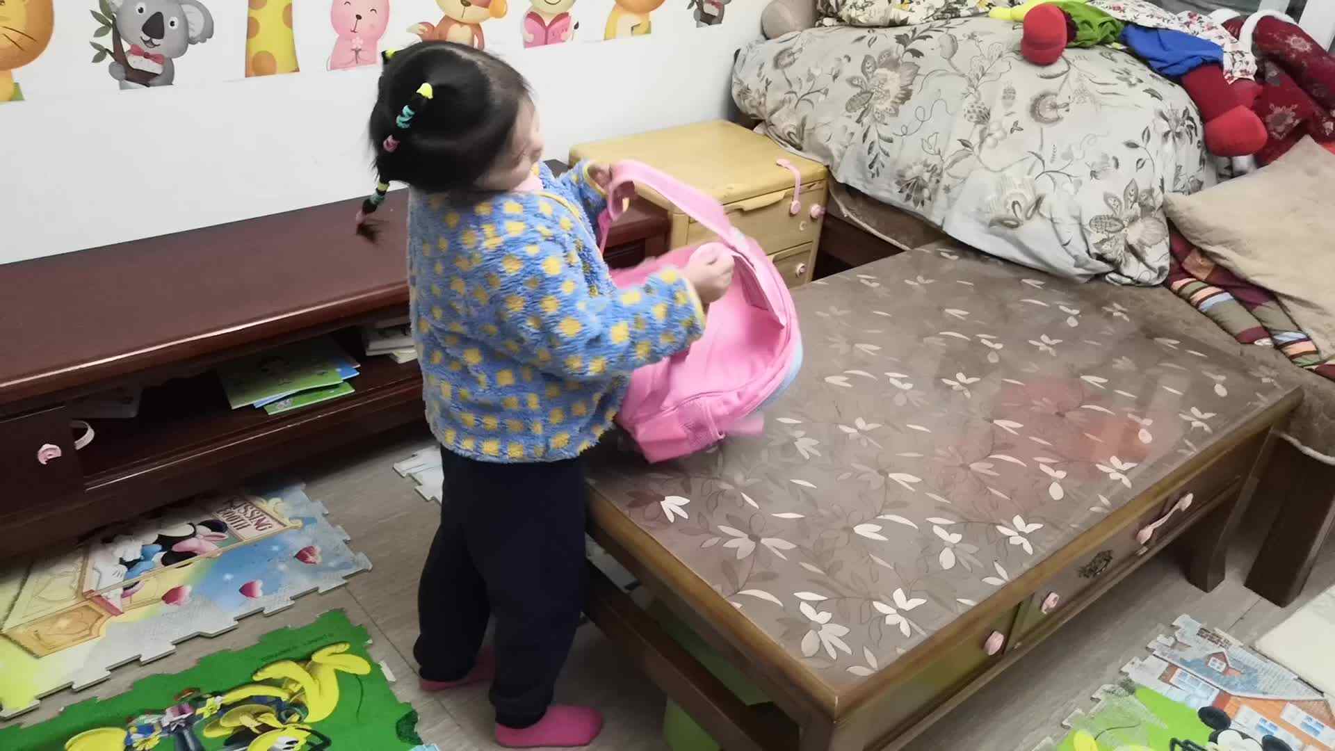 中B班2月21张芷萱练习背书包.mp4