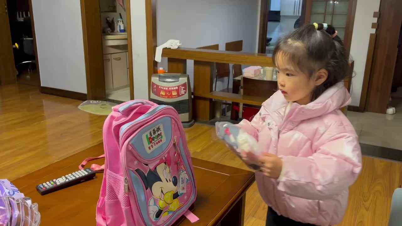 中B班李茵琪练习整理书包.MOV