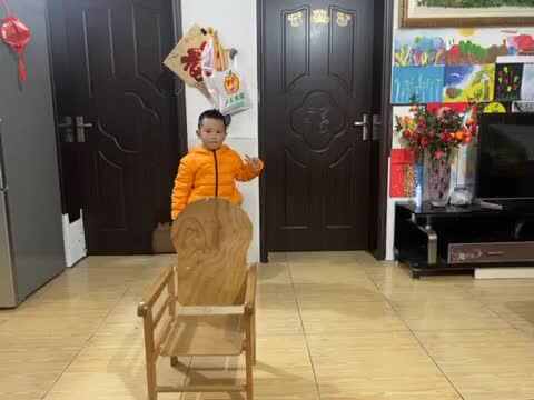 中B班赵芃栎练习搬椅子、背书包