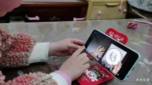 中B班2月27张芷萱学习英语绘本.mp4