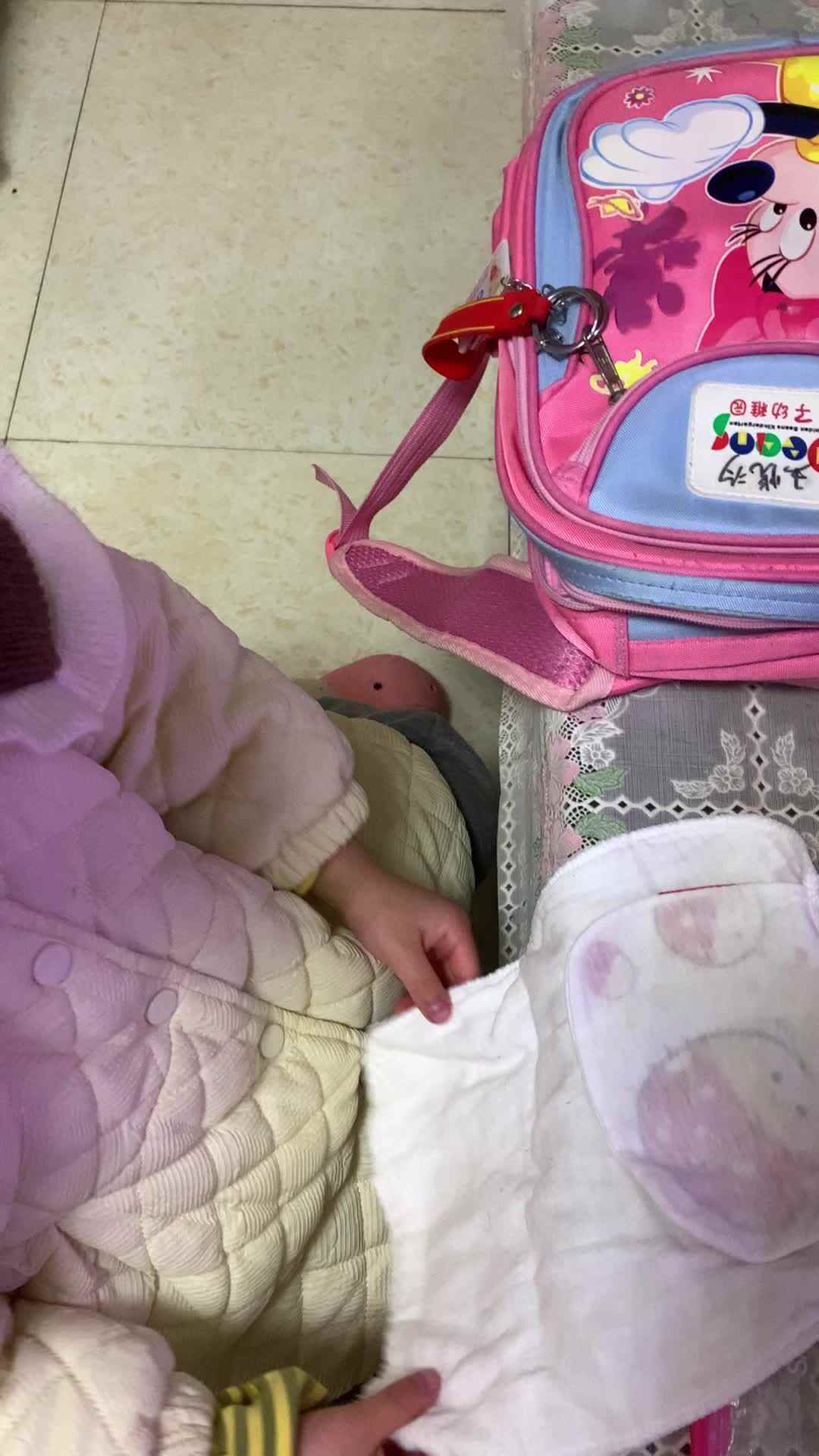 自己整理衣物跟水杯装进书包