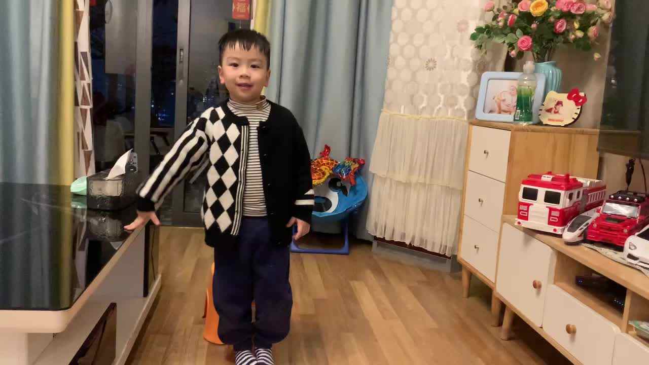 中B班杨育寒练习站姿坐姿