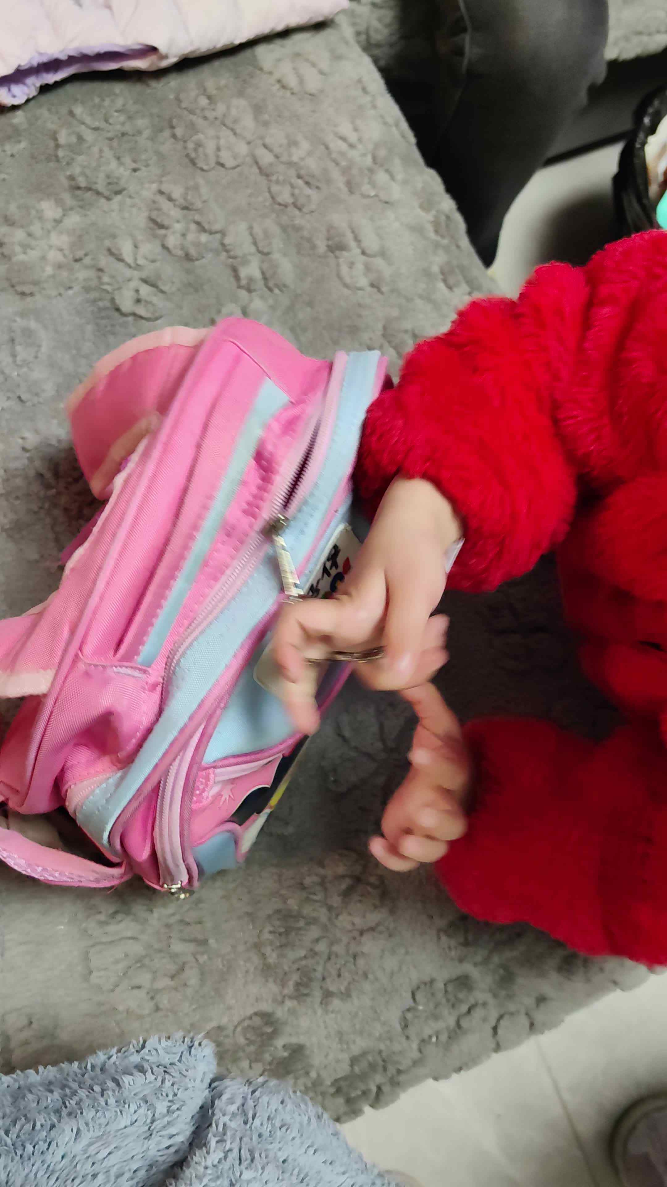 中B班徐子伊认识书包