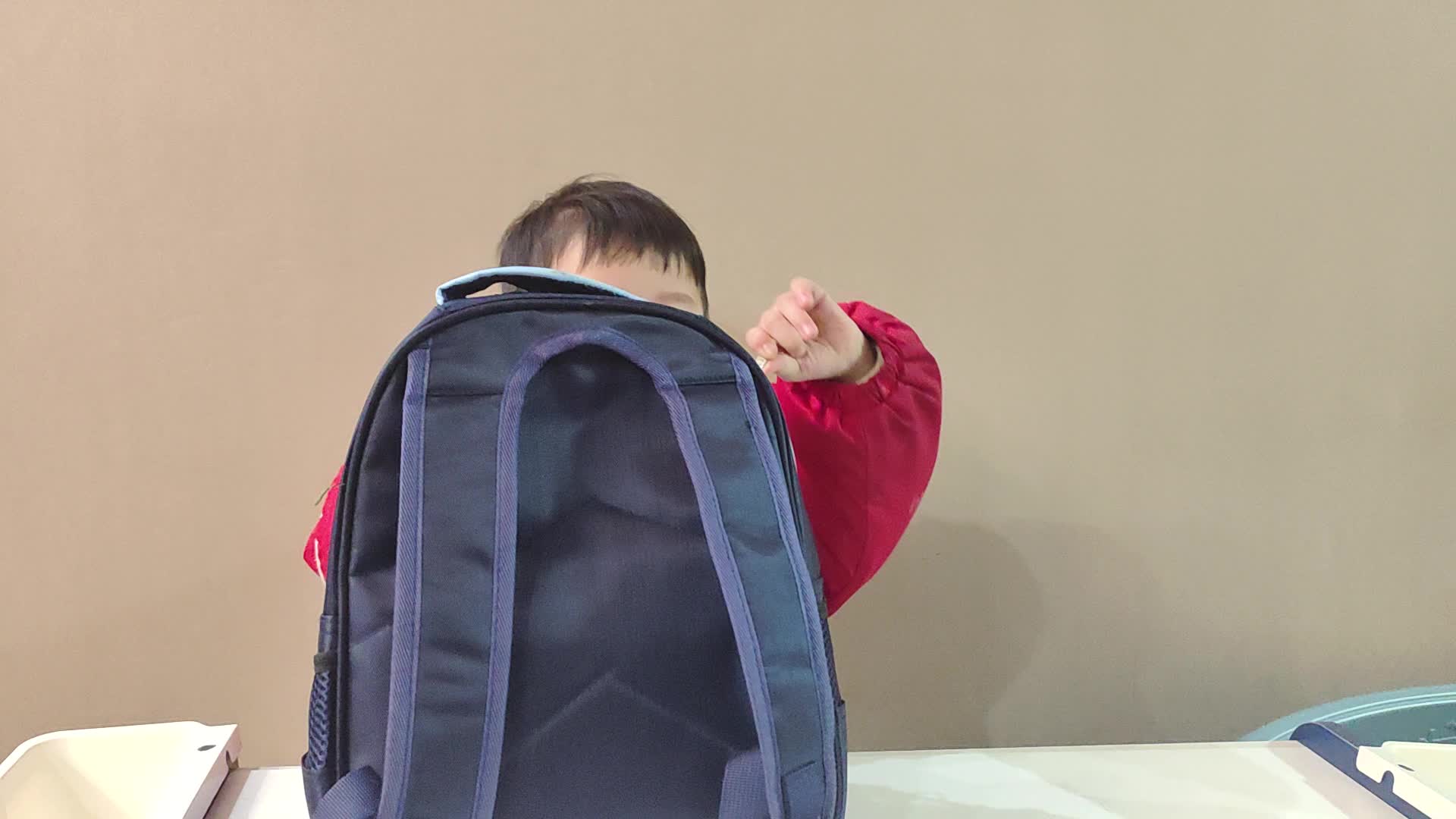 2024.2.26小A班李楷延——生活教育练习背书包.mp4