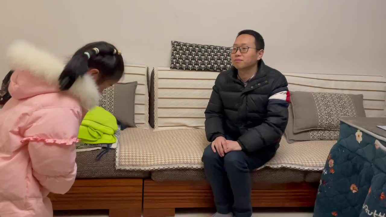 给父母鞠躬拥抱并分享趣事