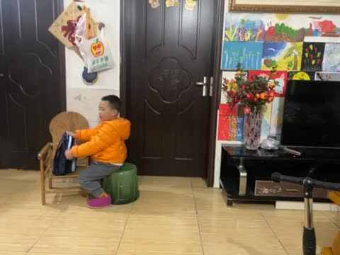 中B班赵芃栎联系整理书包、背书包