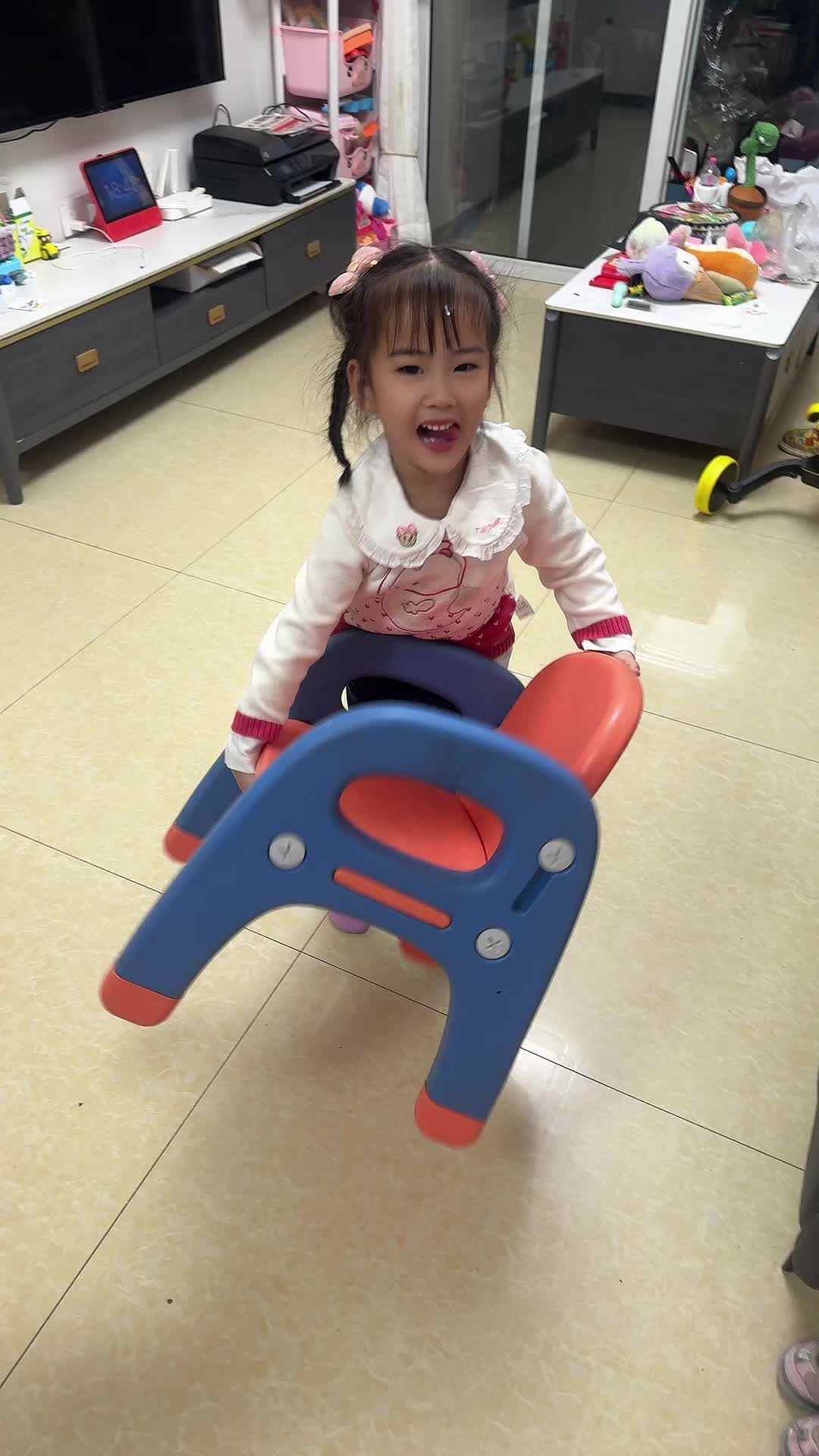 中B班 李曦蕊 练习搬凳子