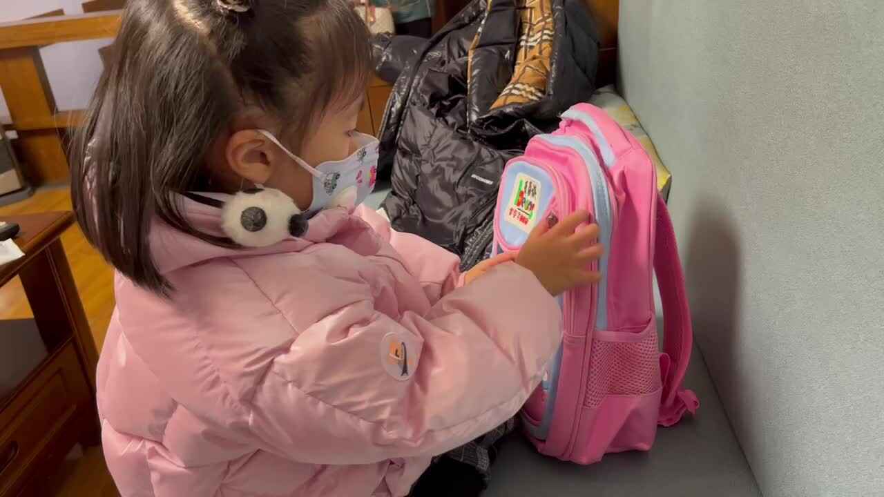 中B班李茵琪数书包格子.MOV