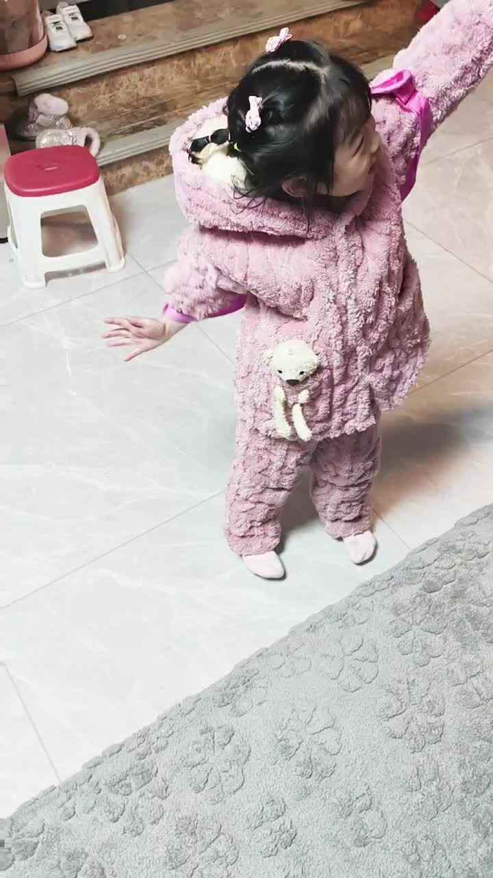 中B班徐子伊练习背书包