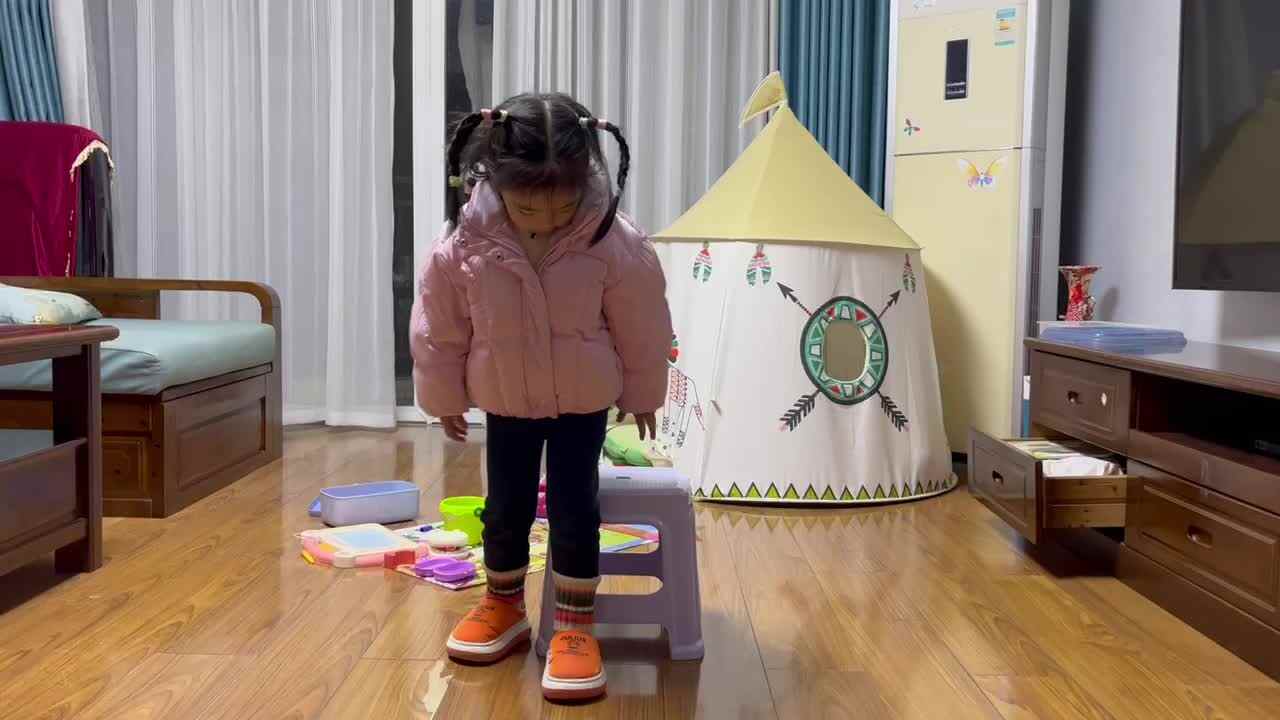 中B班李茵琪练习站和坐.MOV