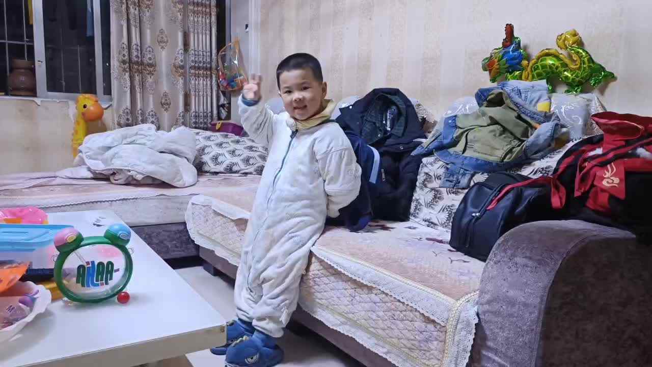 中B班吕子垚练习（背书包）用礼貌用语问好20240219