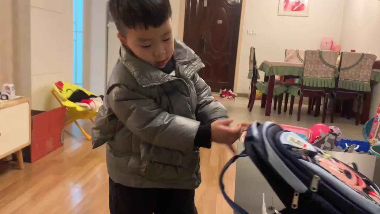 中B班杨育寒练习背书包