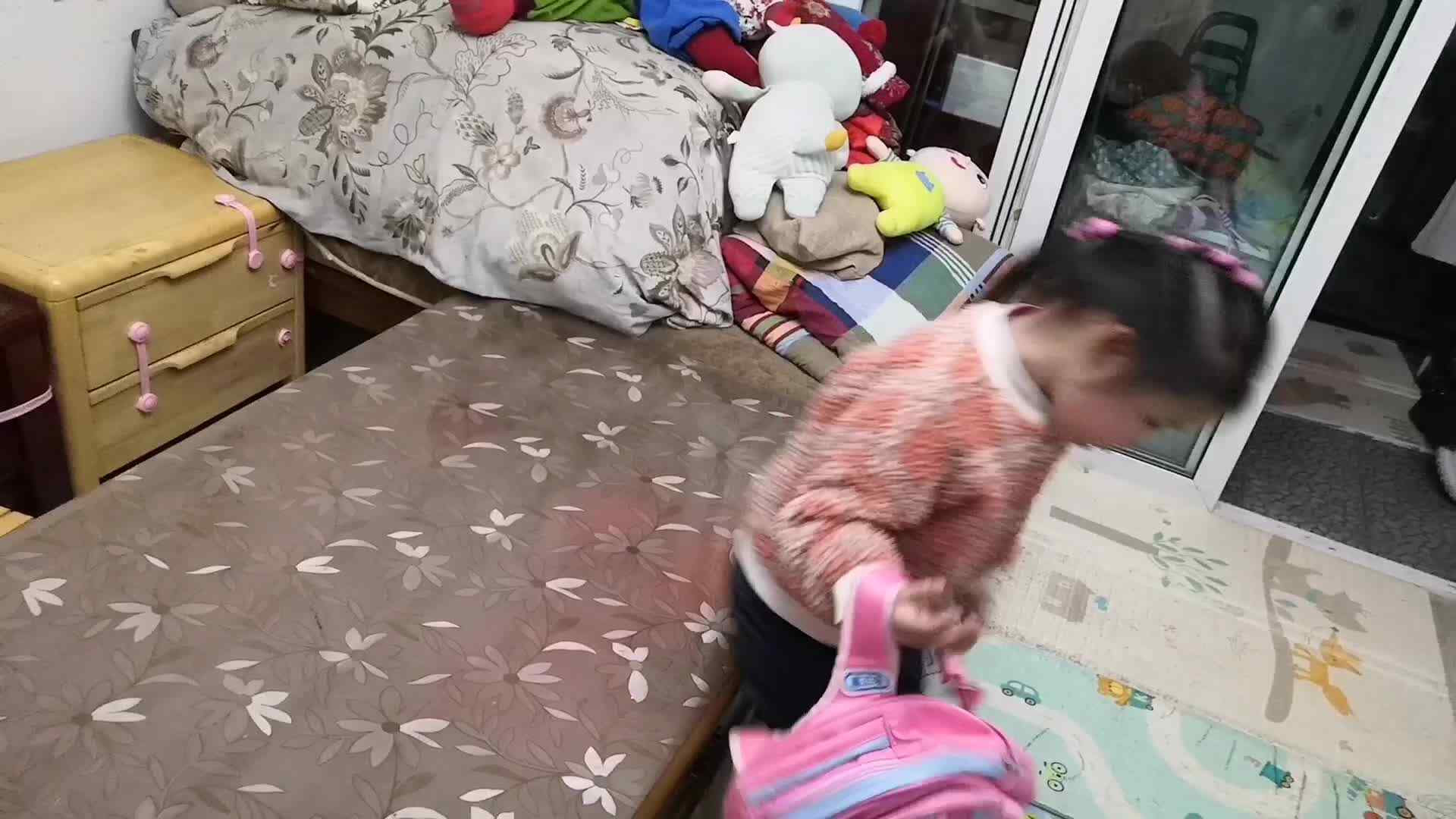 中B班2月19张芷萱练习背书包.mp4