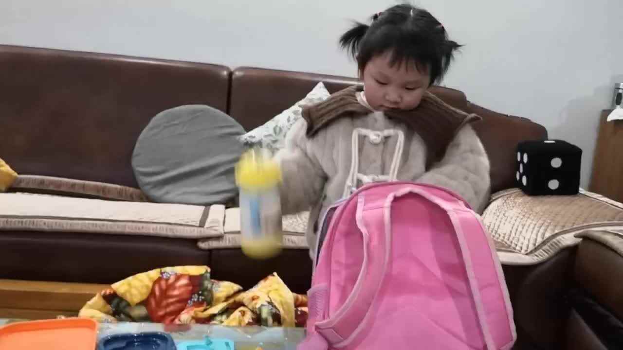 ⁣中A班李盈莹 装水杯和书本