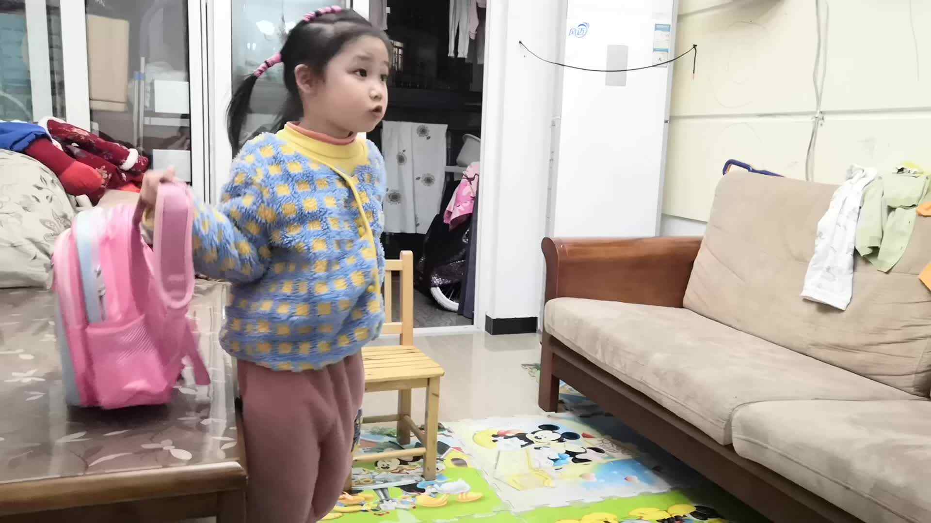 中B班2月20张芷萱练习背书包.mp4