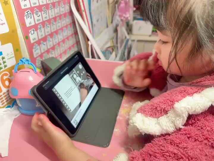 20240226中B班舒琳芯观看英语视频