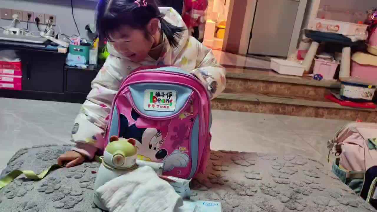 中B班徐子伊整理书包