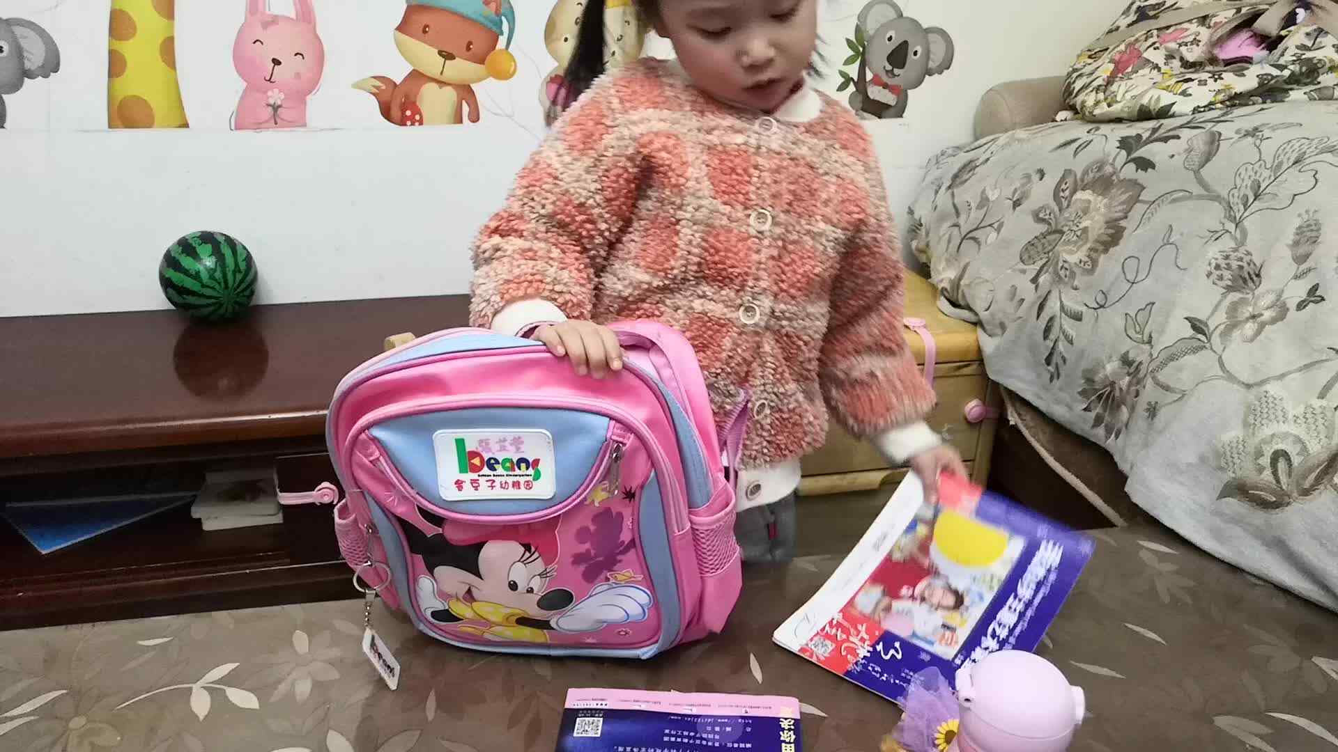 中B班2月26张芷萱练习收拾书包.mp4