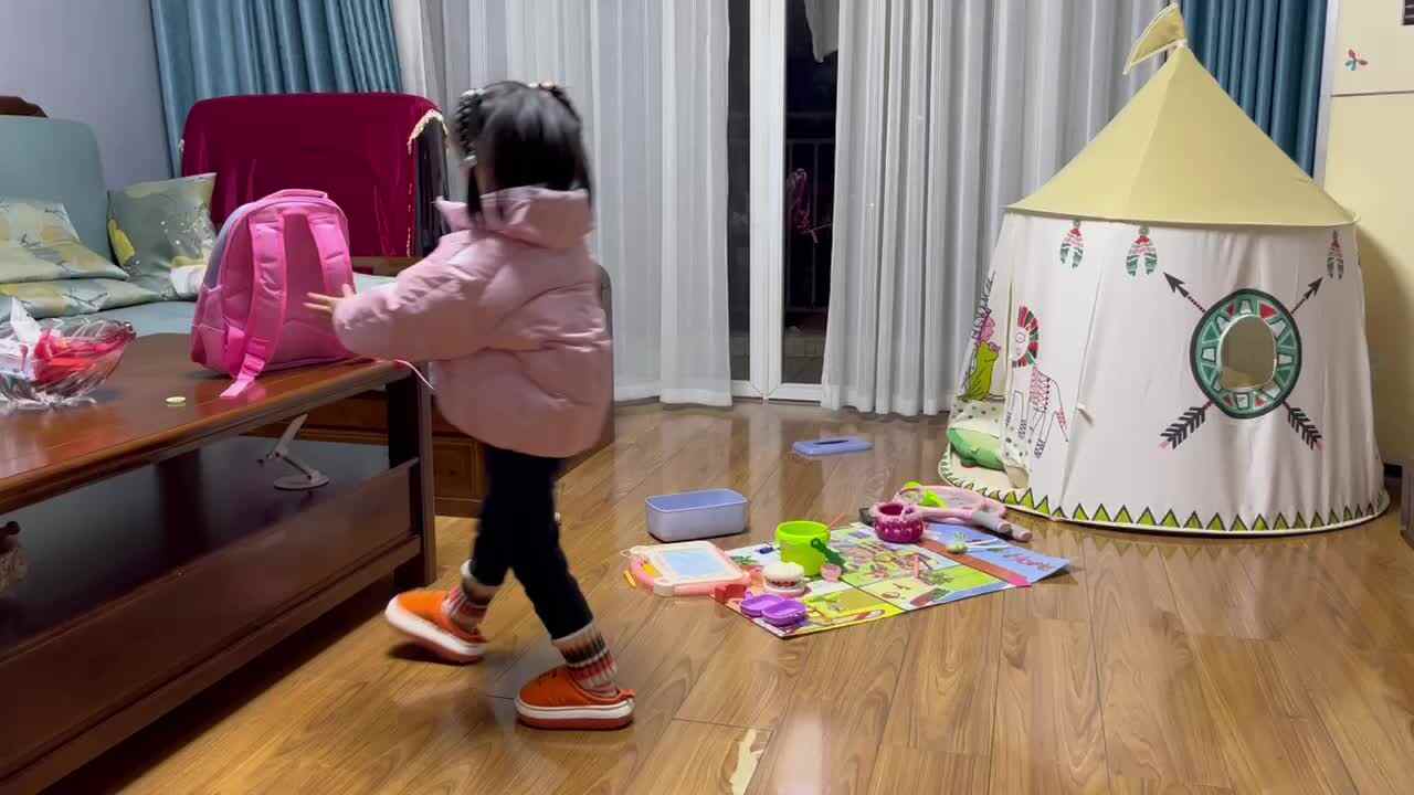 中B班李茵琪练习背书包.MOV