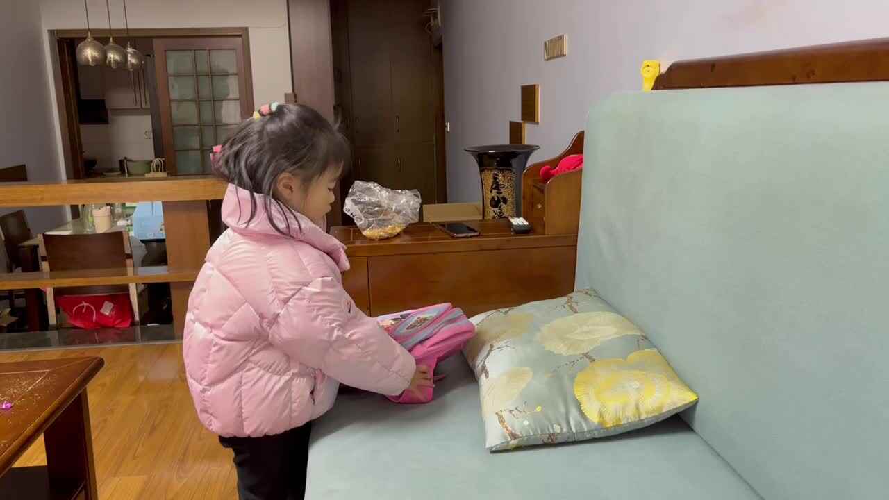 中B班李茵琪练习背书包.MOV