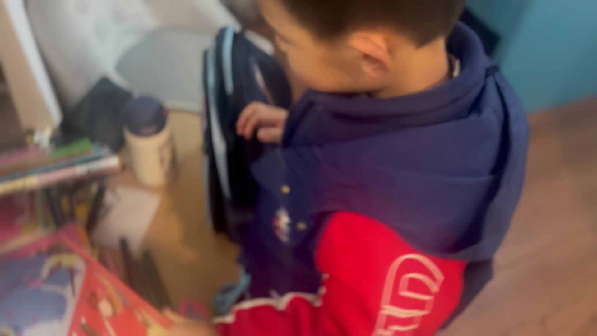 中B班 李锦城 练习放书和水杯