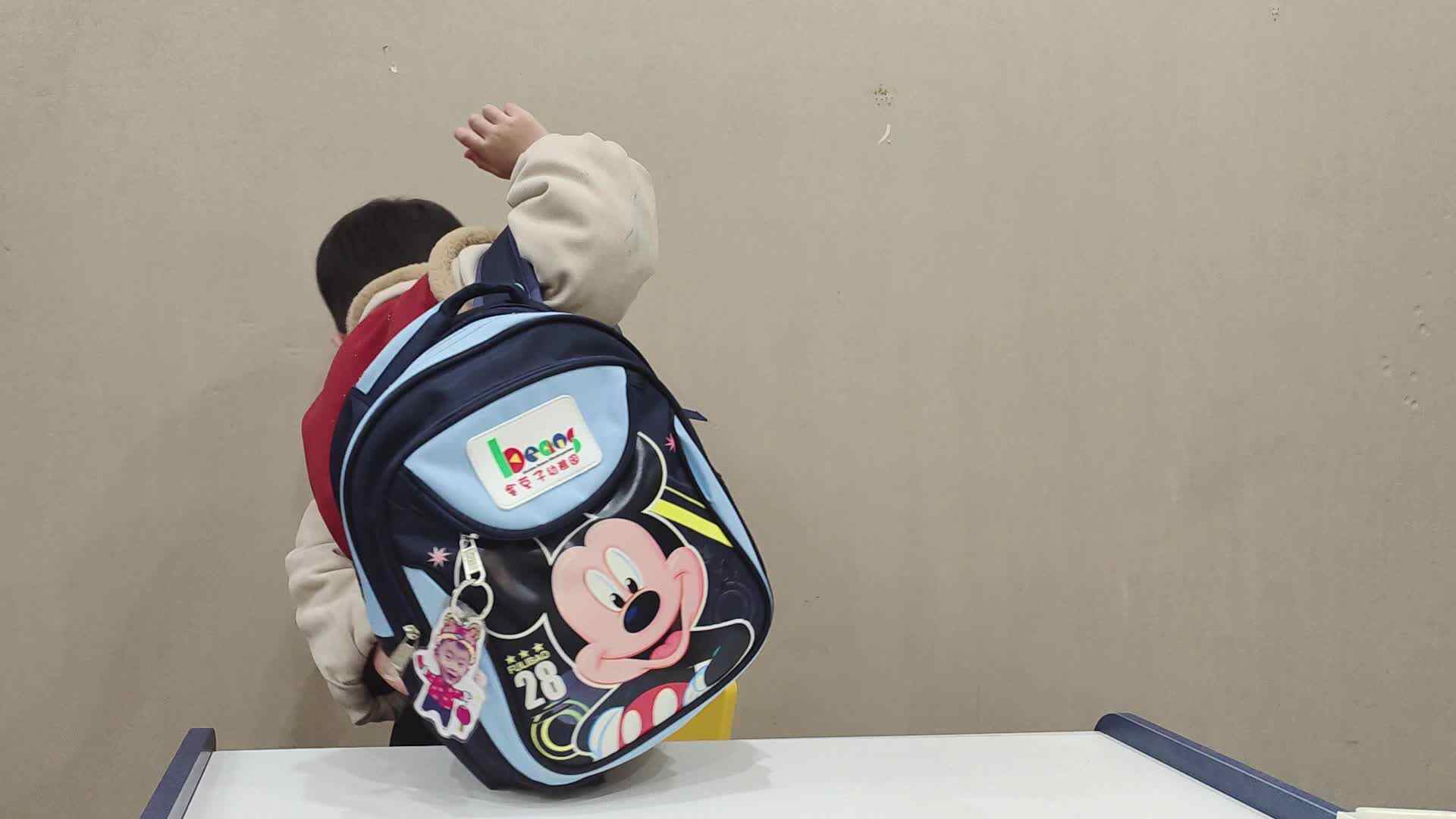 2024.2.28小A班李楷延——生活教育练习背书包.mp4