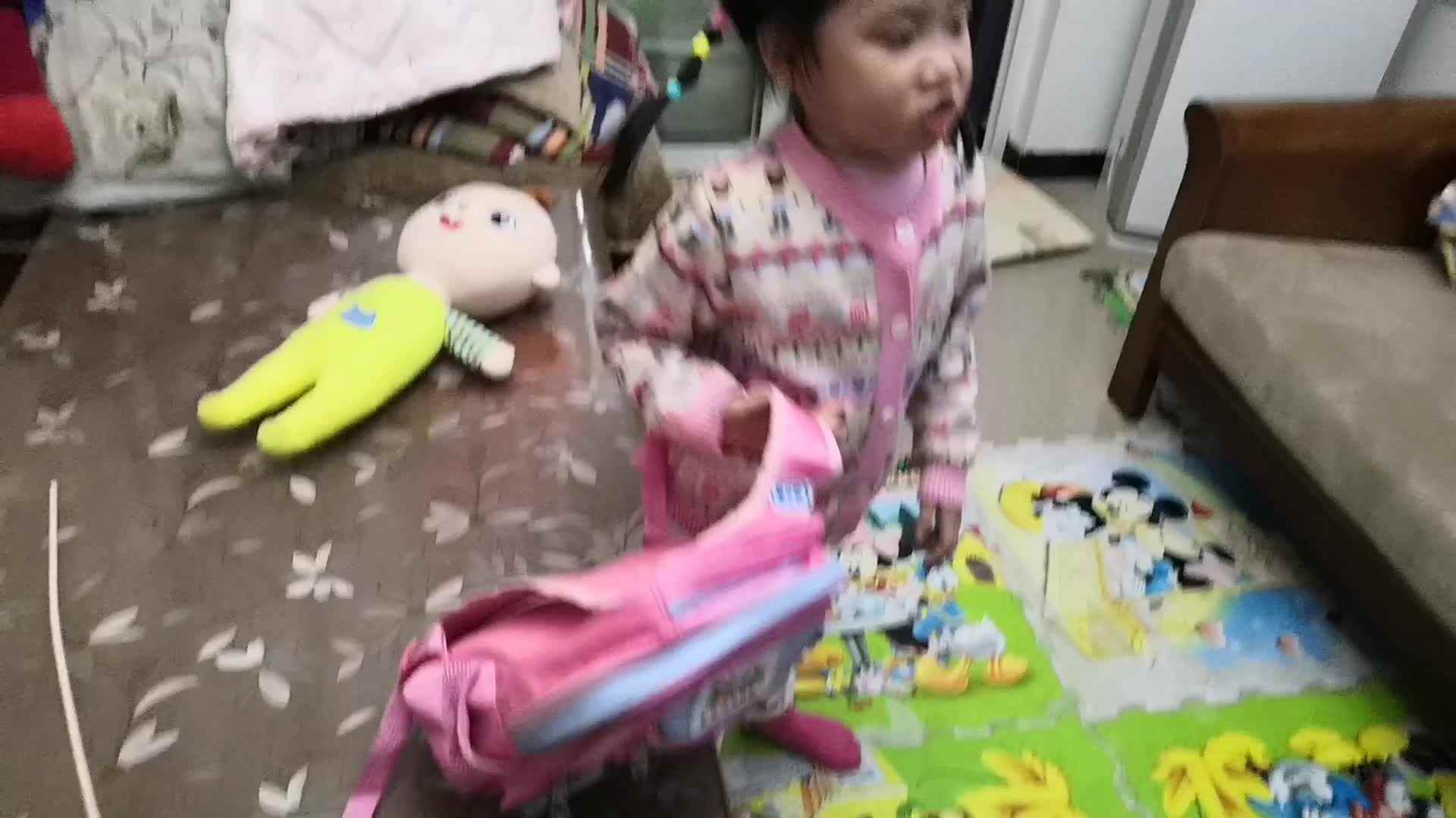 中B班2月22张芷萱练习背书包.mp4