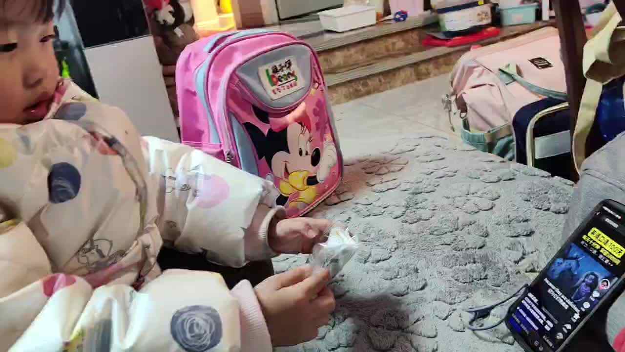 中B班徐子伊观看英语视频