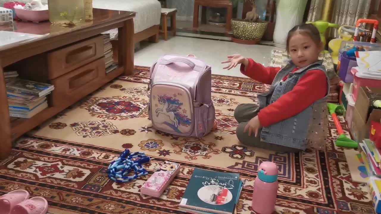 李芊仪整理书包